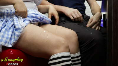 Merch ysgol ifanc yn gwibio i'w chyd-ddisgybl ar waith cartref-xsanyAny