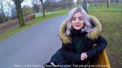 Yn llyncu cum poeth dieithryn am arian - blowjob yn y parc gan Eva Elfie